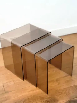 Ensemble de 3 tables gigognes en acrylique fumé vintage, design Space Age des années 1970.