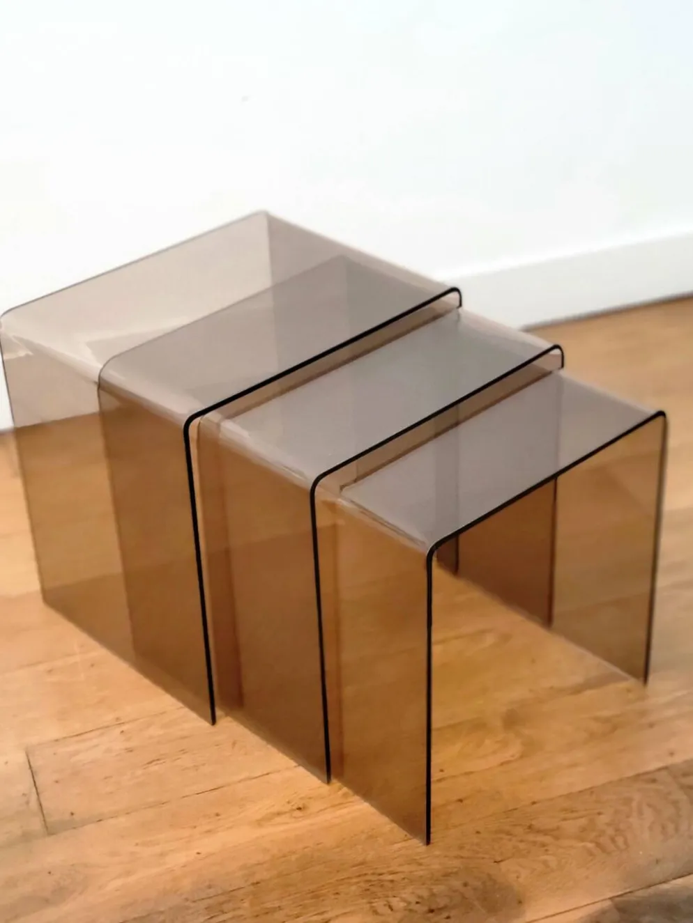 Ensemble de 3 tables gigognes en acrylique fumé vintage, design Space Age des années 1970.