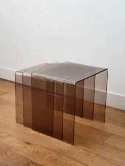Ensemble de 3 tables gigognes en acrylique fumé vintage, design Space Age des années 1970.