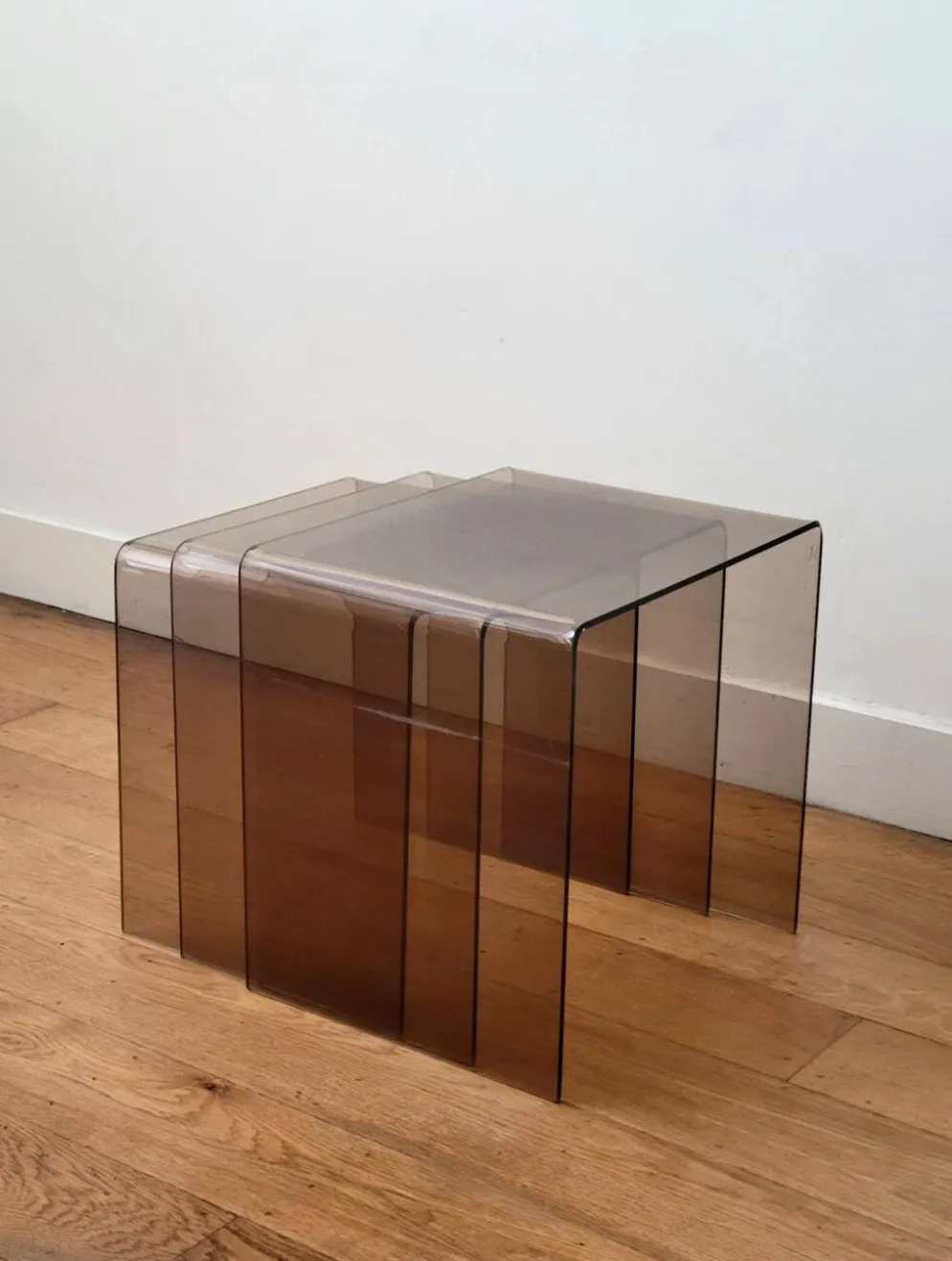 Ensemble de 3 tables gigognes en acrylique fumé vintage, design Space Age des années 1970.