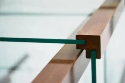 Ensemble de 3 tables gigognes en verre trempé et en bois de rose, Gallotti