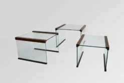 Ensemble de 3 tables gigognes en verre trempé et en bois de rose, Gallotti