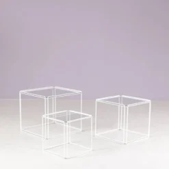 Ensemble de 3 tables gigognes Isocele en métal blanc avec plateaux en verre Max Sauz des années 1970.