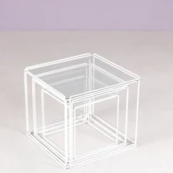 Ensemble de 3 tables gigognes Isocele en métal blanc avec plateaux en verre Max Sauz des années 1970.