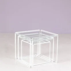 Ensemble de 3 tables gigognes Isocele en métal blanc avec plateaux en verre Max Sauz des années 1970.