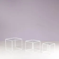 Ensemble de 3 tables gigognes Isocele en métal blanc avec plateaux en verre Max Sauz des années 1970.