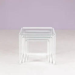 Ensemble de 3 tables gigognes Isocele en métal blanc avec plateaux en verre Max Sauz des années 1970.
