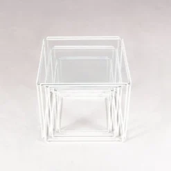 Ensemble de 3 tables gigognes Isocele en métal blanc avec plateaux en verre Max Sauz des années 1970.