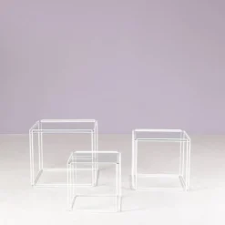 Ensemble de 3 tables gigognes Isocele en métal blanc avec plateaux en verre Max Sauz des années 1970.