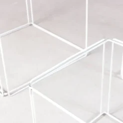 Ensemble de 3 tables gigognes Isocele en métal blanc avec plateaux en verre Max Sauz des années 1970.