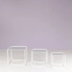 Ensemble de 3 tables gigognes Isocele en métal blanc avec plateaux en verre Max Sauz des années 1970.