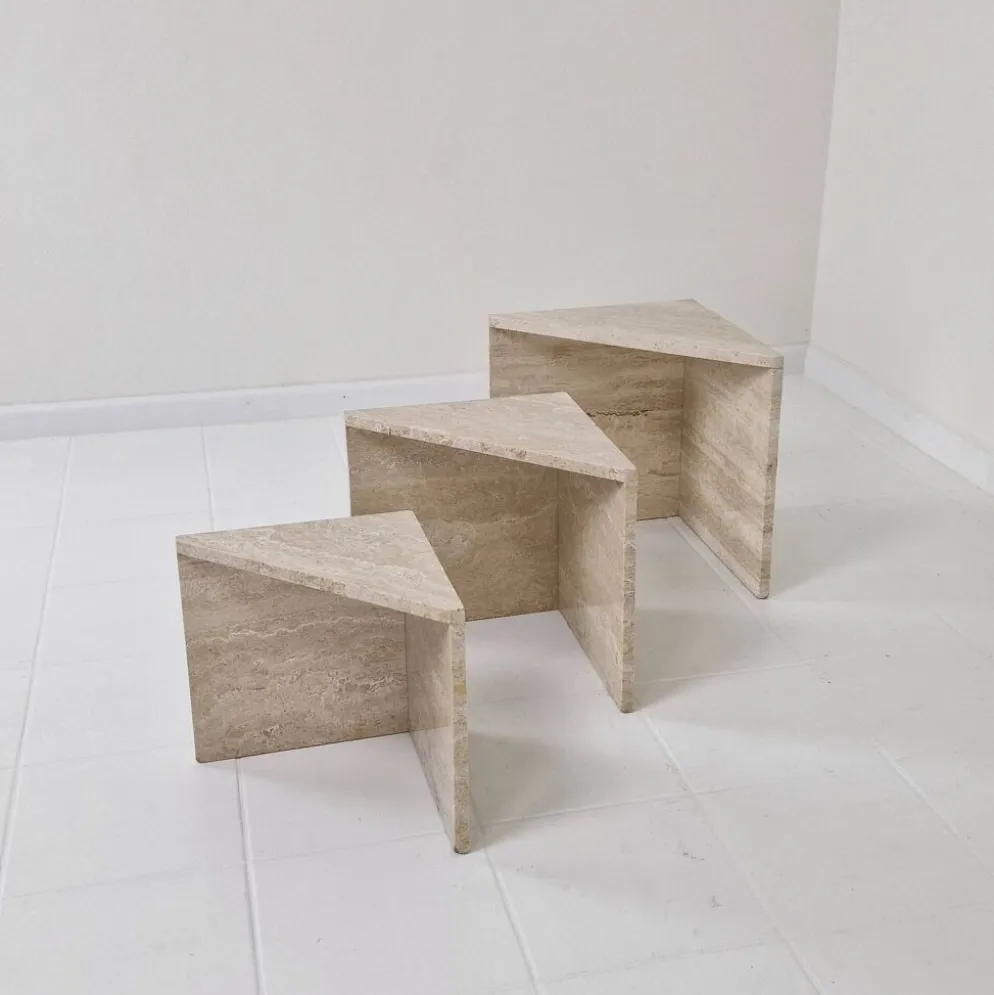 Ensemble de 3 tables gigognes ou d'appoint en travertin italien, années 1980