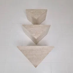 Ensemble de 3 tables gigognes ou d'appoint en travertin italien, années 1980