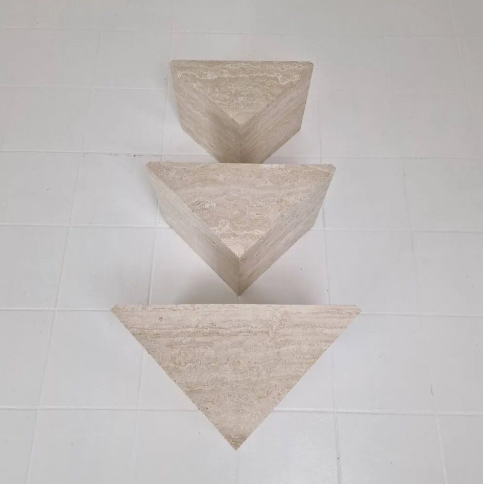 Ensemble de 3 tables gigognes ou d'appoint en travertin italien, années 1980