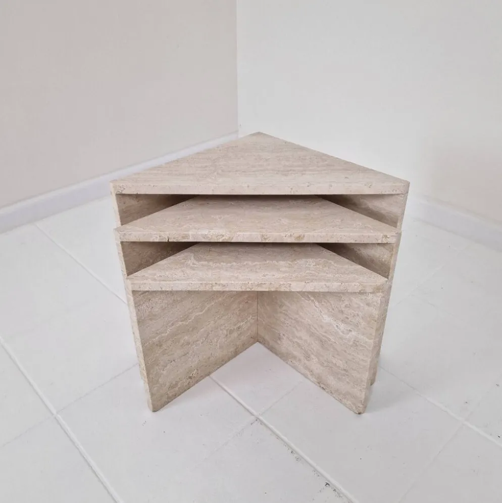 Ensemble de 3 tables gigognes ou d'appoint en travertin italien, années 1980