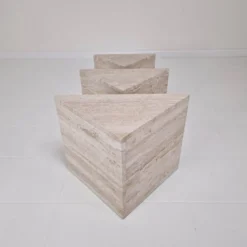 Ensemble de 3 tables gigognes ou d'appoint en travertin italien, années 1980
