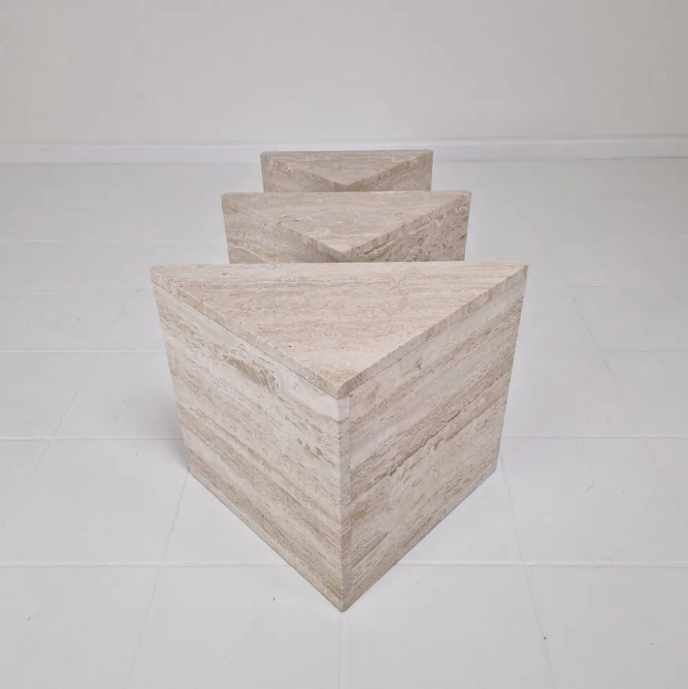 Ensemble de 3 tables gigognes ou d'appoint en travertin italien, années 1980