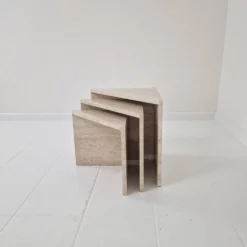 Ensemble de 3 tables gigognes ou d'appoint en travertin italien, années 1980