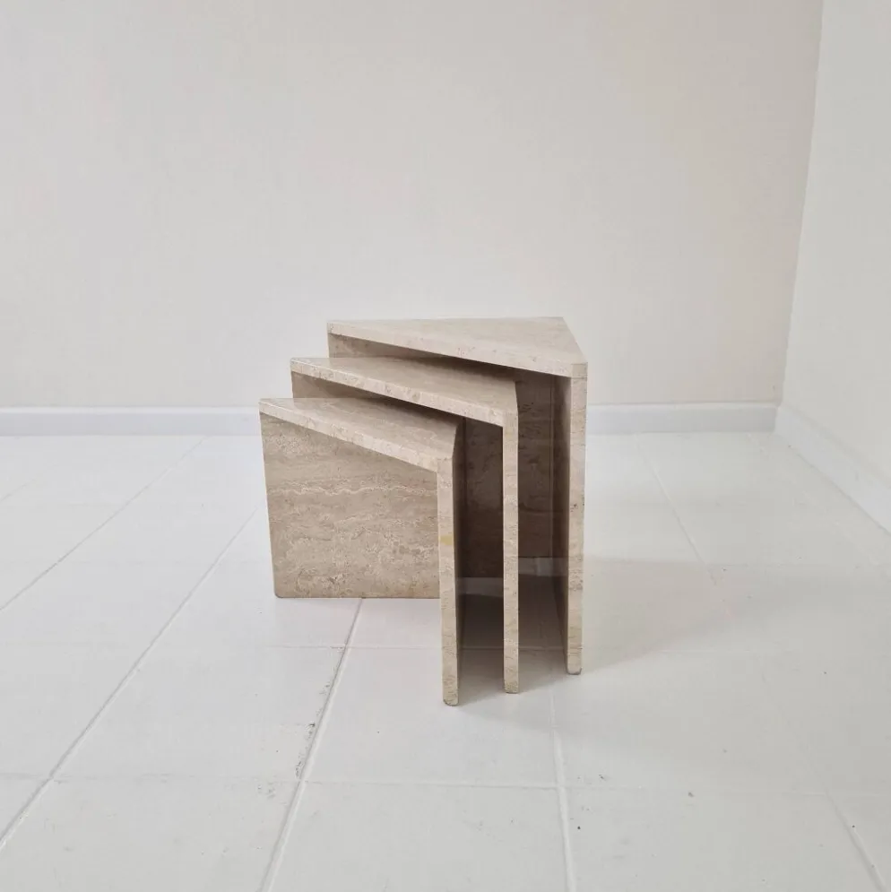 Ensemble de 3 tables gigognes ou d'appoint en travertin italien, années 1980