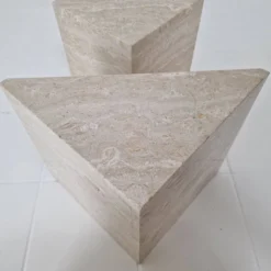 Ensemble de 3 tables gigognes ou d'appoint en travertin italien, années 1980