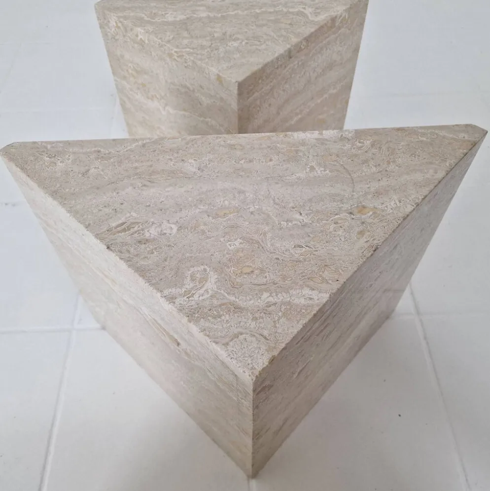 Ensemble de 3 tables gigognes ou d'appoint en travertin italien, années 1980