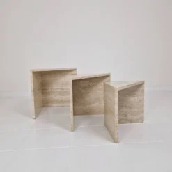 Ensemble de 3 tables gigognes ou d'appoint en travertin italien, années 1980