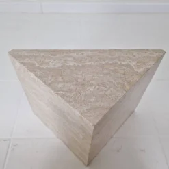 Ensemble de 3 tables gigognes ou d'appoint en travertin italien, années 1980