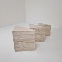 Ensemble de 3 tables gigognes ou d'appoint en travertin italien, années 1980