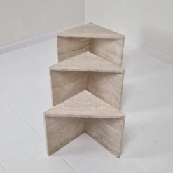 Ensemble de 3 tables gigognes ou d'appoint en travertin italien, années 1980