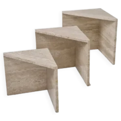Ensemble de 3 tables gigognes ou d'appoint en travertin italien, années 1980