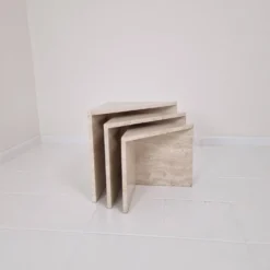Ensemble de 3 tables gigognes ou d'appoint en travertin italien, années 1980