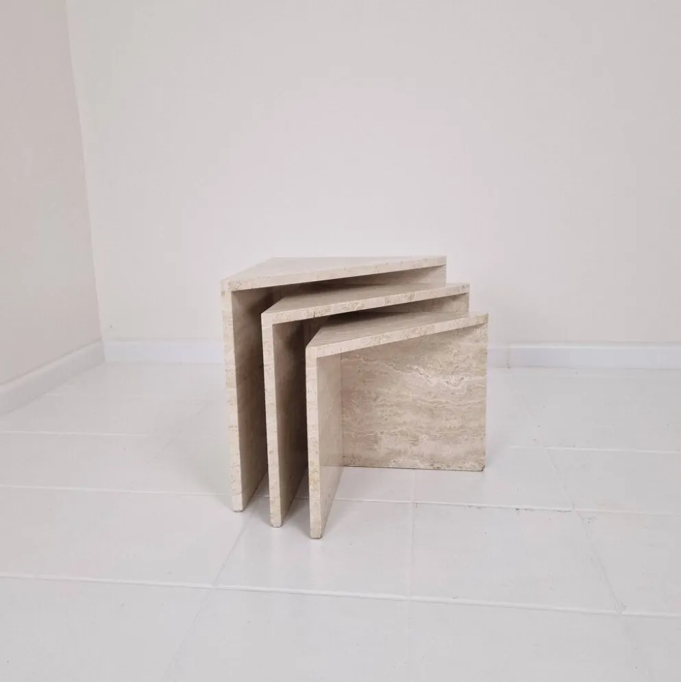 Ensemble de 3 tables gigognes ou d'appoint en travertin italien, années 1980