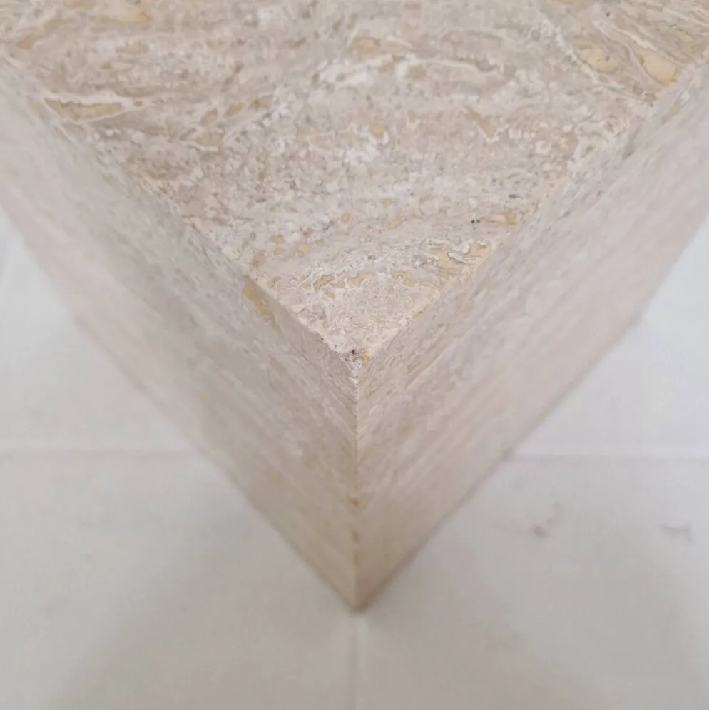 Ensemble de 3 tables gigognes ou d'appoint en travertin italien, années 1980