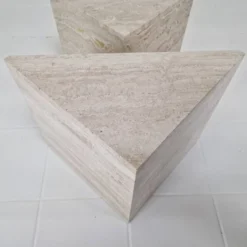 Ensemble de 3 tables gigognes ou d'appoint en travertin italien, années 1980