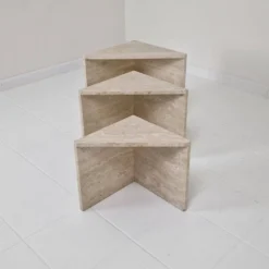 Ensemble de 3 tables gigognes ou d'appoint en travertin italien, années 1980