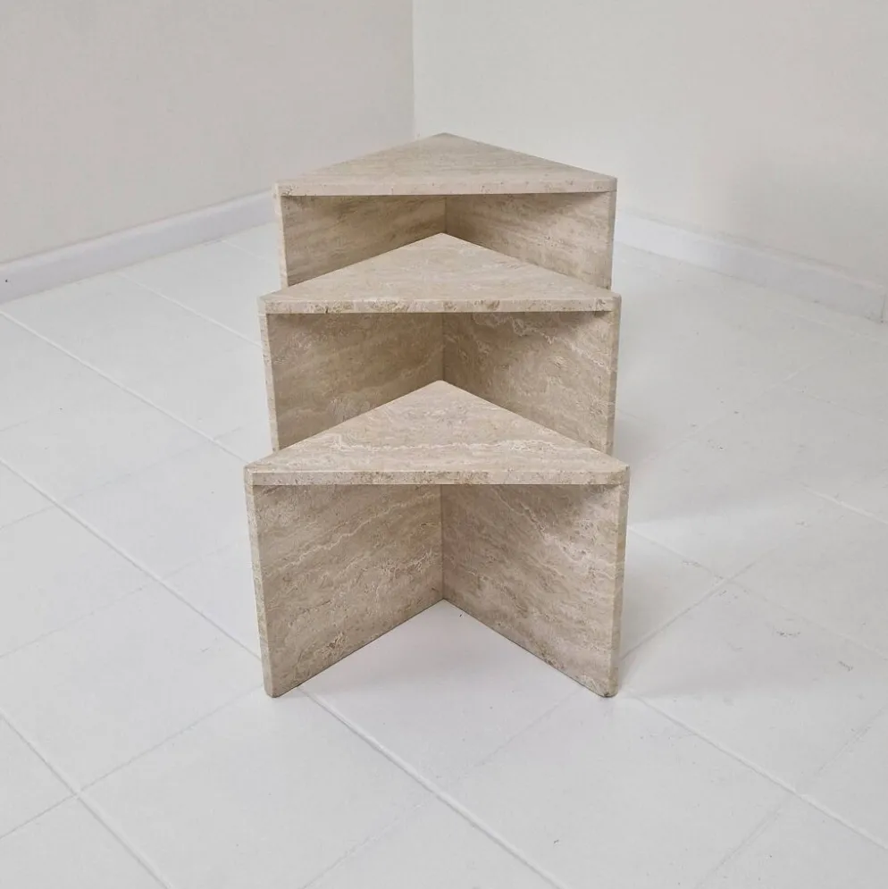 Ensemble de 3 tables gigognes ou d'appoint en travertin italien, années 1980