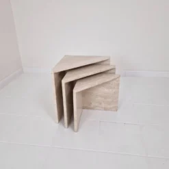Ensemble de 3 tables gigognes ou d'appoint en travertin italien, années 1980