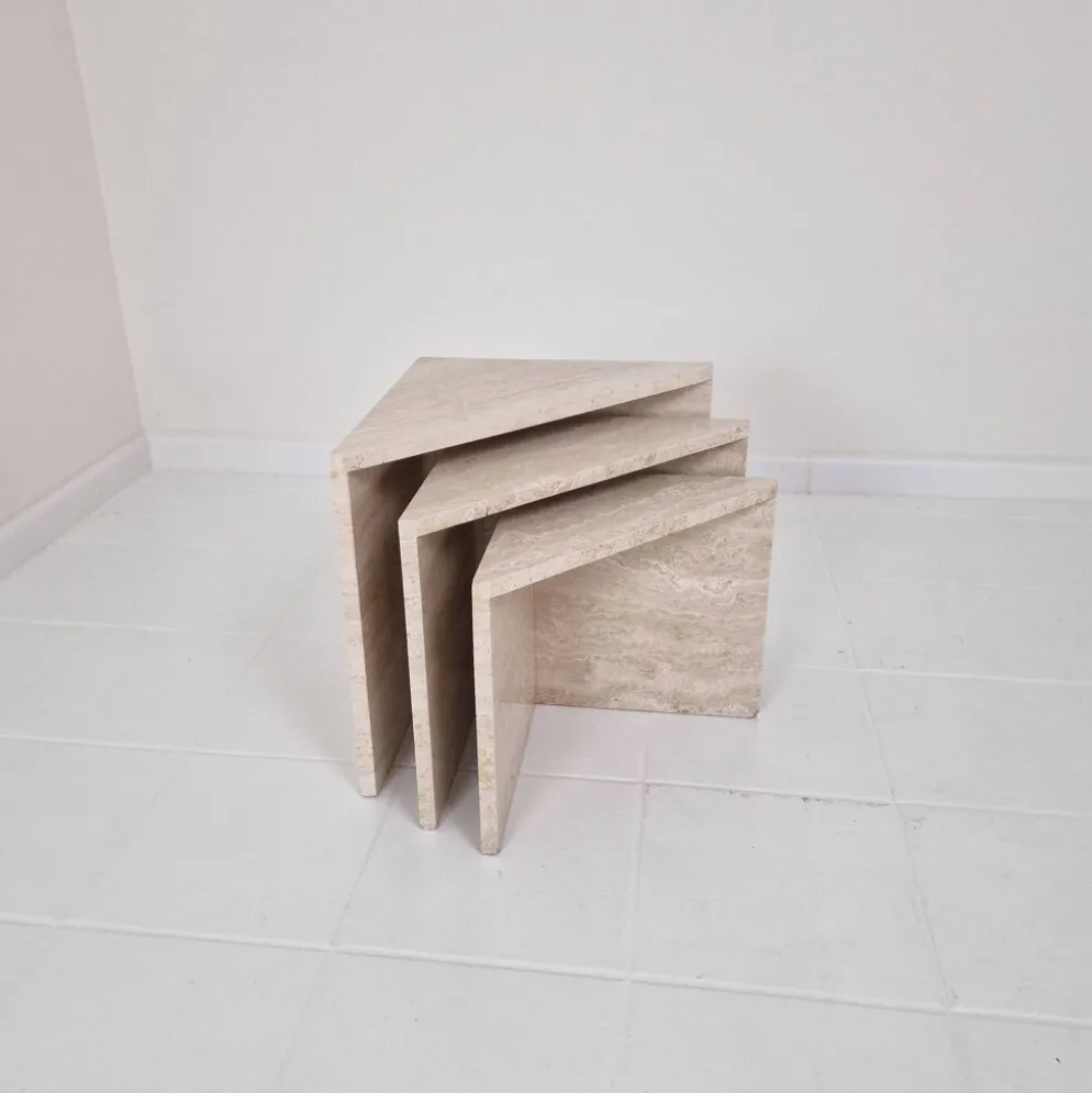 Ensemble de 3 tables gigognes ou d'appoint en travertin italien, années 1980