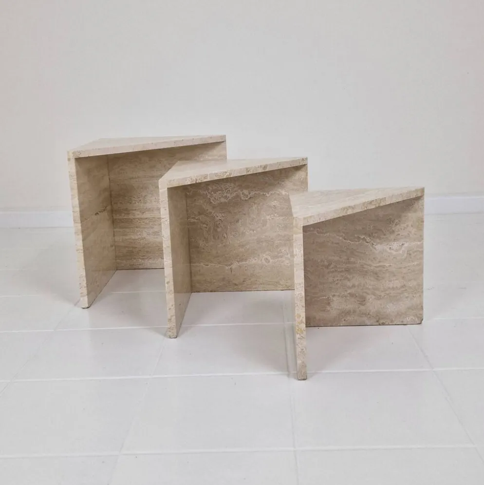 Ensemble de 3 tables gigognes ou d'appoint en travertin italien, années 1980