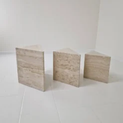 Ensemble de 3 tables gigognes ou d'appoint en travertin italien, années 1980
