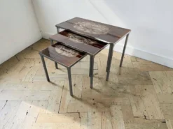 Ensemble de 3 tables gigognes vintage / tables d'appoint avec céramique