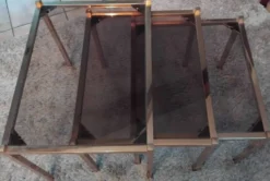 Ensemble de 3 tables gigognes vintage – verre fumé & métal doré