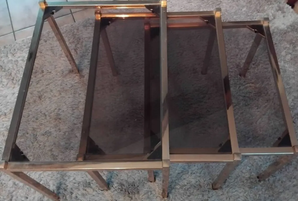Ensemble de 3 tables gigognes vintage – verre fumé & métal doré