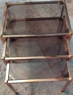 Ensemble de 3 tables gigognes vintage – verre fumé & métal doré