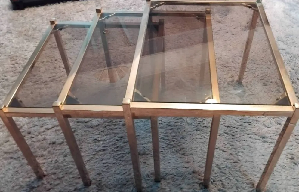 Ensemble de 3 tables gigognes vintage – verre fumé & métal doré