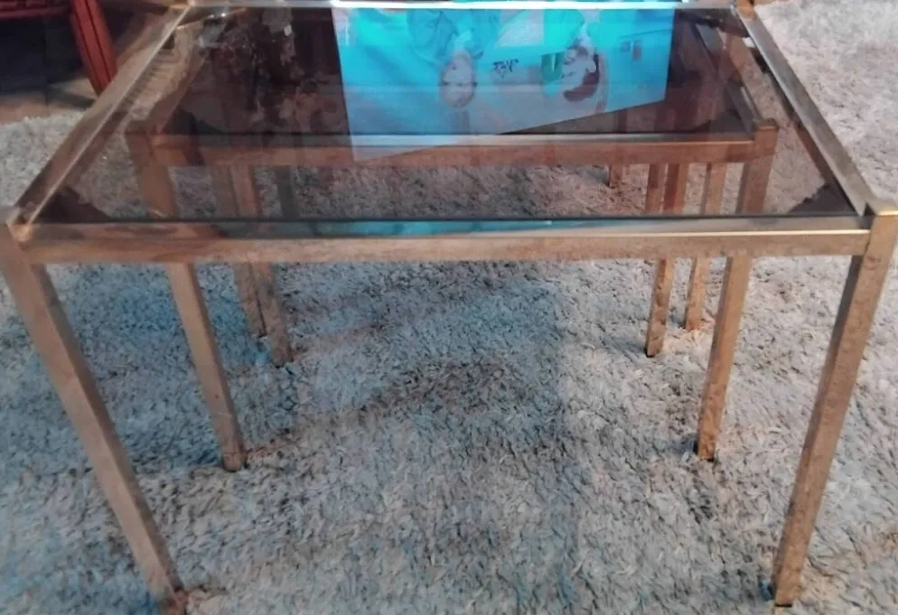 Ensemble de 3 tables gigognes vintage – verre fumé & métal doré