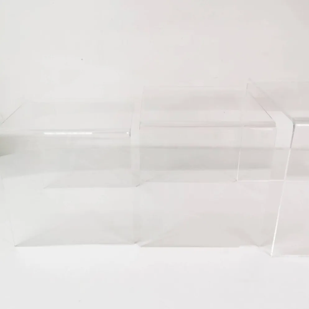 Ensemble de tables modulables en plexiglas, France, années 1970.