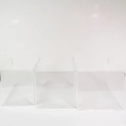 Ensemble de tables modulables en plexiglas, France, années 1970.