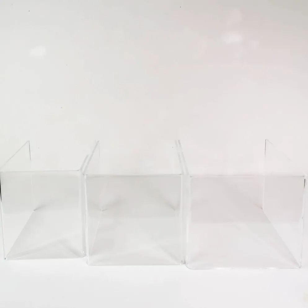 Ensemble de tables modulables en plexiglas, France, années 1970.