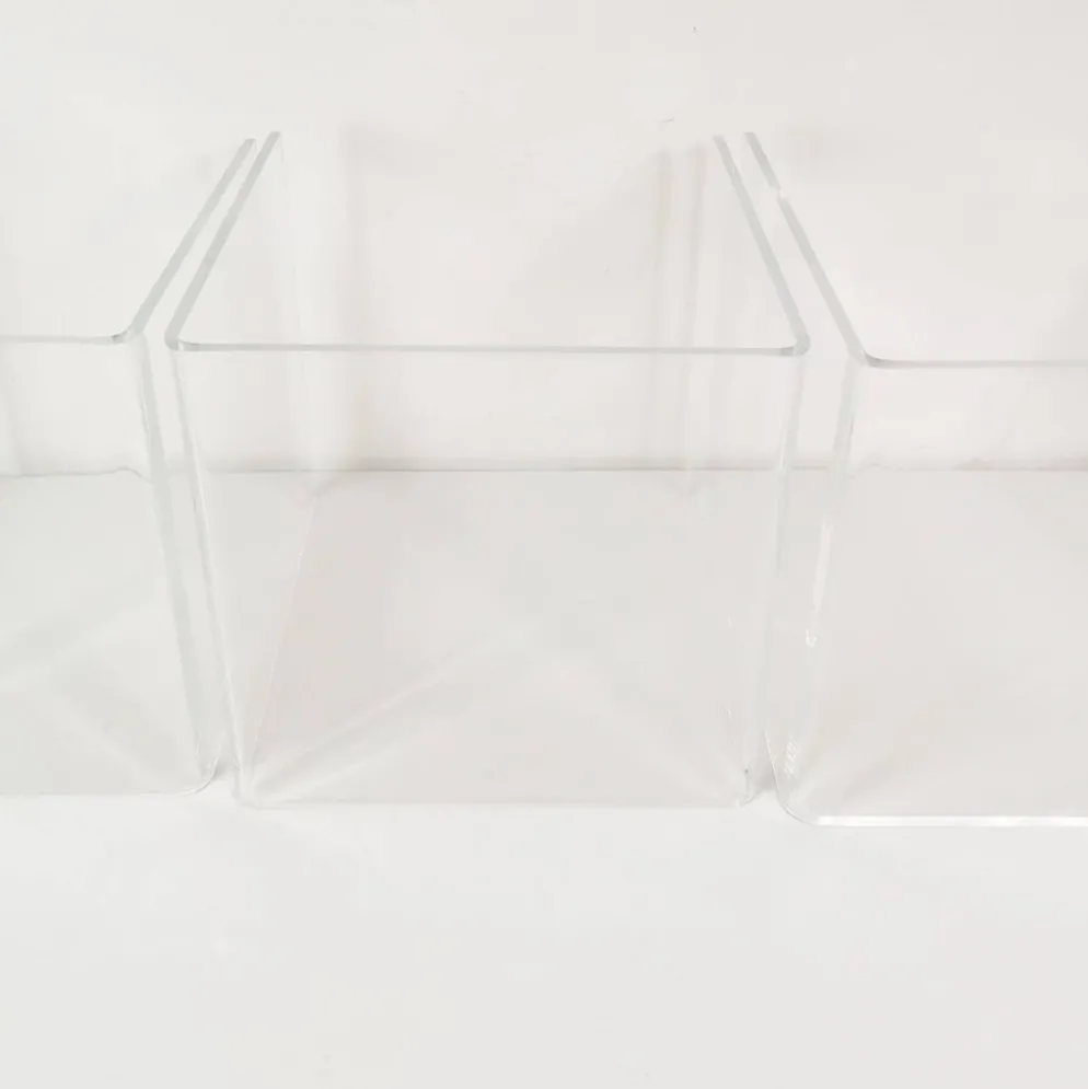 Ensemble de tables modulables en plexiglas, France, années 1970.